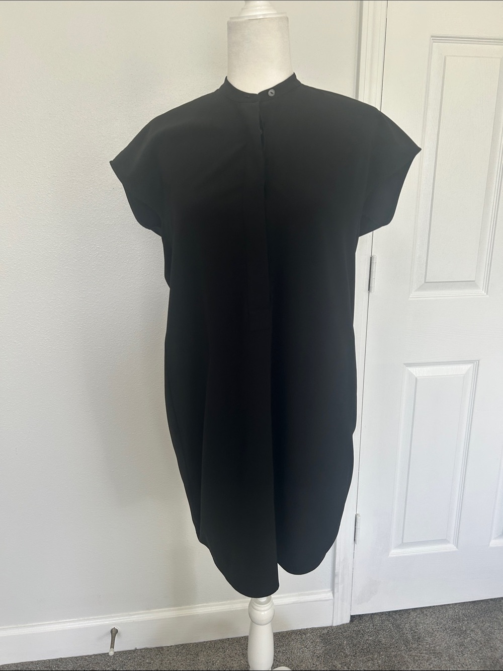 Vince Minimalist Black Cap-Sleeve Shift Dress. XS